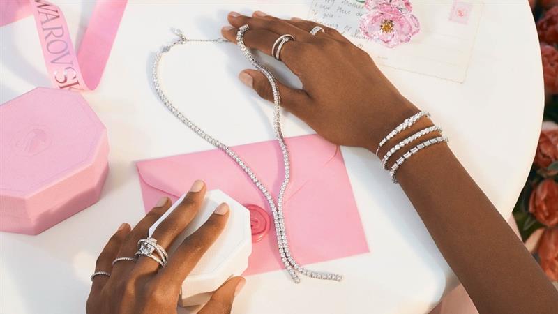 hands and a pink envelope